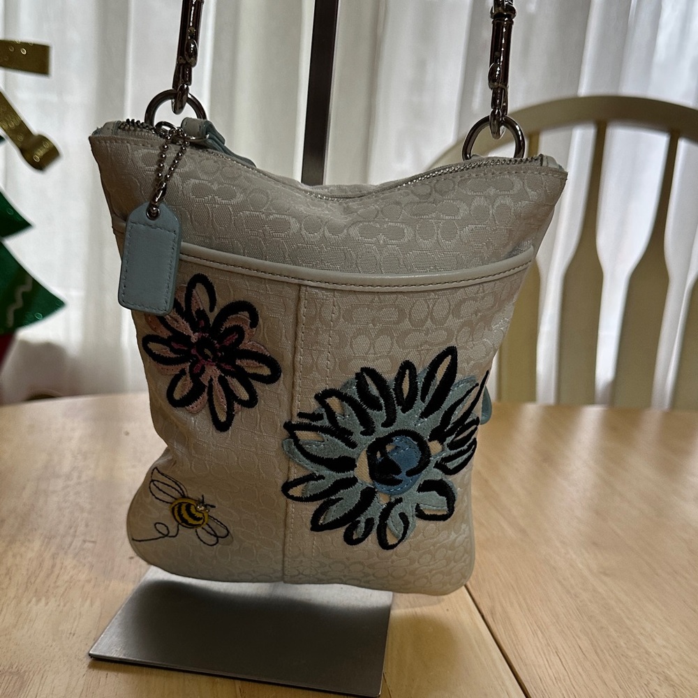 Coach 2006 Bee 🐝 Bag Floral Embroidered Women's Bag